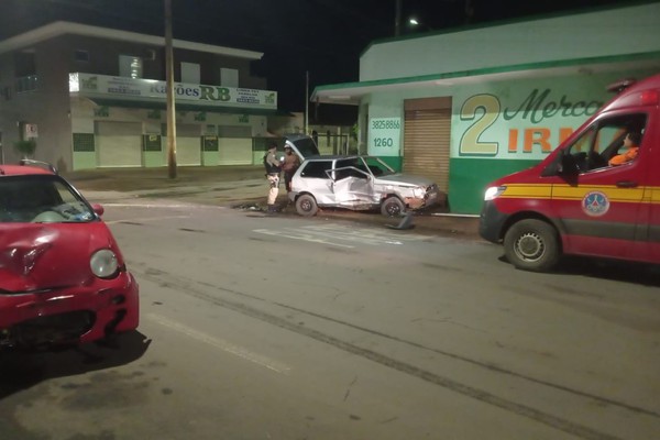 Carros batem após avanço de parada e bombeiros socorrem mulheres e criança em Patos de Minas