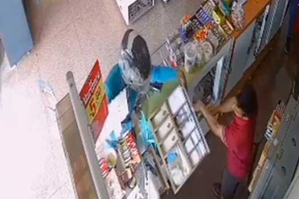 Vídeo mostra assaltante retirando gaveta de caixa de padaria; um suspeito já foi preso