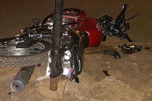Acidentes simultâneos deixam dois motociclistas feridos durante a noite em Patos de Minas