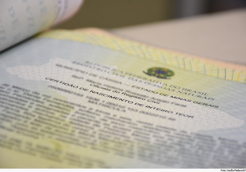 Homem transexual deve ser indenizado por banco não trocar nome civil