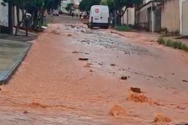 Rompimento de adutora da Copasa deixa diversos bairros de Patos de Minas sem água