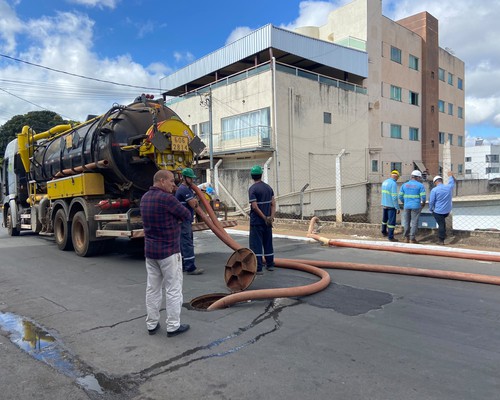 Após rompimento de tubulação e alagamento, Copasa alerta para falta de água em diversos bairros; veja