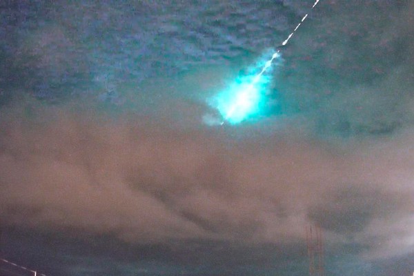 Câmeras da BRAMON flagram meteoro explodindo no céu de Patos de Minas