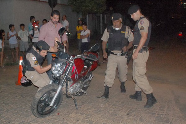Motorista avança parada obrigatória e atinge motociclista no Bairro Caramuru em Patos de Minas