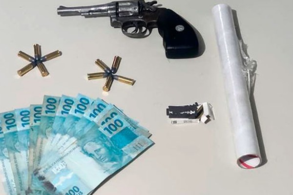 Após denúncia, jovem é preso com arma de fogo e materiais ligados ao tráfico de drogas em Patrocínio