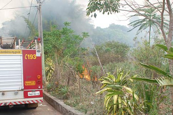 Com caminhões dos bombeiros estragados, fogo queima área de preservação ambiental