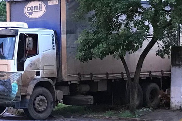 Caminhão não consegue subir morro na avenida Brasil e por pouco não derruba residência