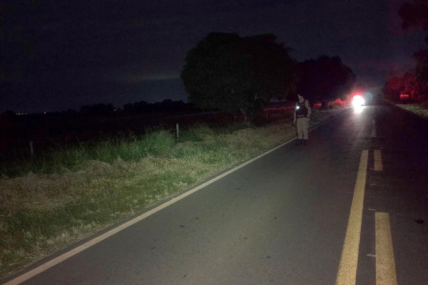 Motociclista morre e passageiro fica ferido após grave acidente com animais na AMG 1405