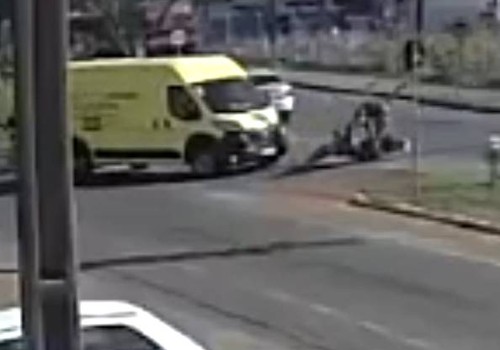 Motociclista de 24 anos fica ferido em acidente com van em Patos de Minas; veja o vídeo