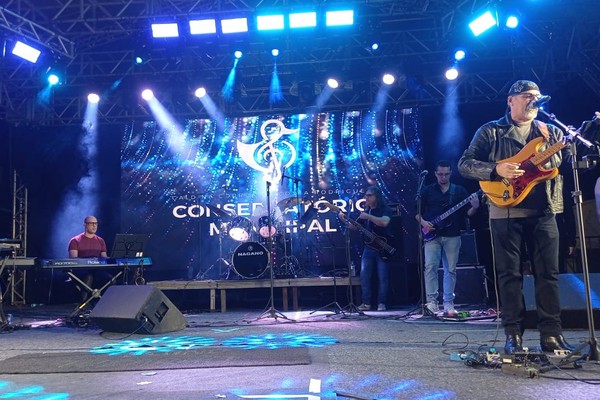 Com qualidade ímpar, professores do Conservatório cantam "Hotel California"; veja ao vivo