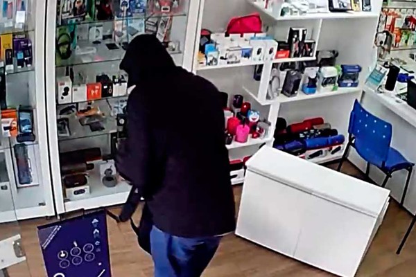 Assaltante rende funcionários e limpa prateleira de loja de celulares em Patos de Minas; veja