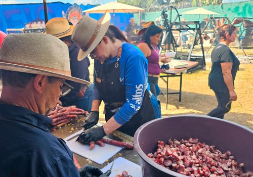 Com arroz carreteiro, tropeiro e muita carne, Queima do Alho reúne multidão na Fenaminas