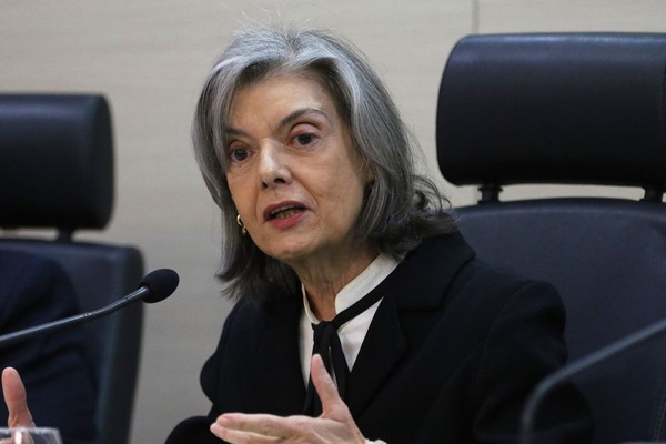 Cármen Lúcia envia processos de Bolsonaro para Justiça do DF