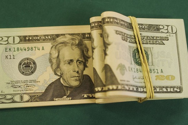 Dólar sobe para R$ 5,18 e fecha no maior valor em quatro meses