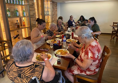 Moradoras do Lar de Idosos ganham almoço especial e celebram momento de carinho em Patos de Minas