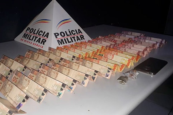 Polícia Militar encontra drogas, dinheiro e celular furtado em residência e prende gestante