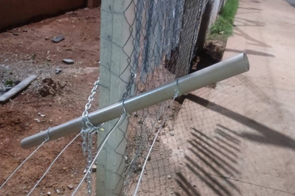 Motorista de 60 anos invade pátio de empresa e acaba preso por embriaguez ao volante e dano