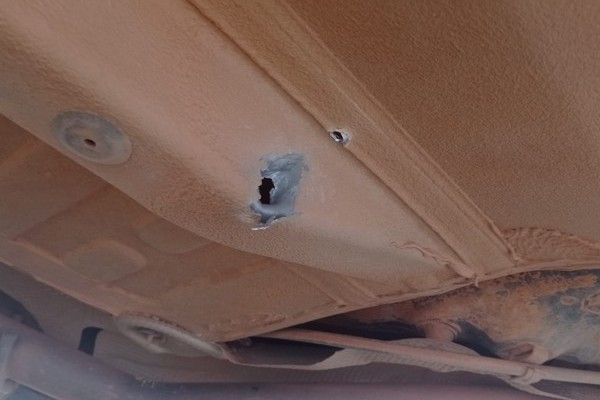 Mãe de jovem preso invade viatura da Polícia Militar e efetua disparo de fuzil dentro do veículo