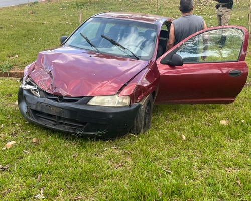 Carro para em cima de canteiro após motorista avançar parada obrigatória ; ninguém ficou ferido