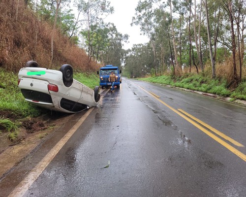 Carro derrapa durante forte chuva na MGC 354 e vai parar com as rodas para o alto