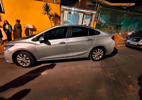 Motorista que bateu em carros estacionados confessa que perdeu o controle ao manusear o celular
