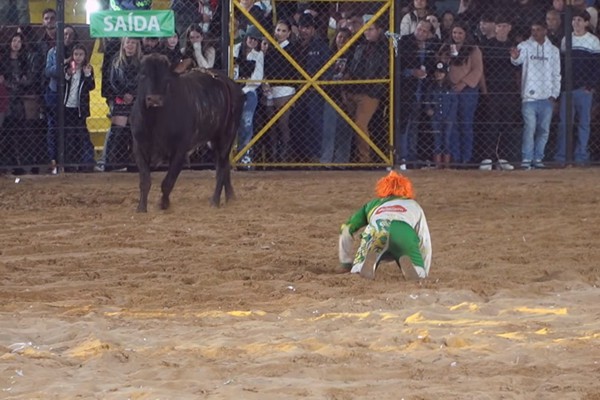 Palhaço encara touro, faz piruetas e diverte a plateia no Rodeio Fenamilho 2026