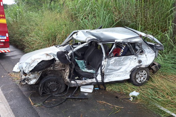 Grave acidente com carro e caminhão na MG 187 deixa 3 feridos, incluindo criança de 2 anos
