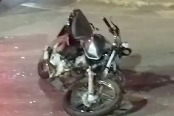 Motociclista em prisão domiciliar foge da PM, provoca acidente e fica gravemente ferida; veja vídeo