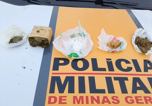 Polícia Militar Rodoviária prende jovem de 19 anos com maconha, cocaína e crack em ônibus, na MG188