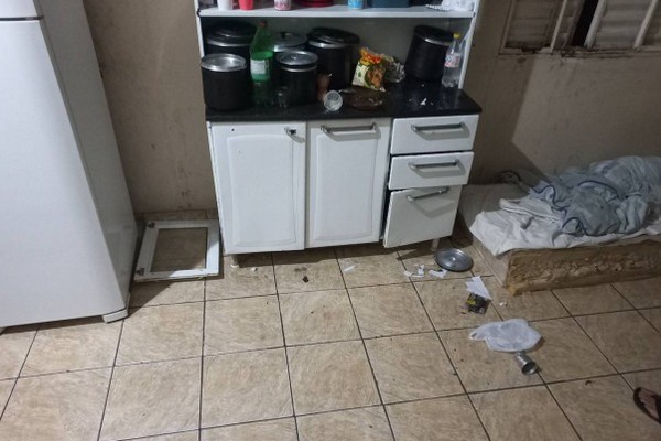 Homem é preso após ameaçar o irmão, danificar móveis da mãe e causar tumulto em Patos de Minas