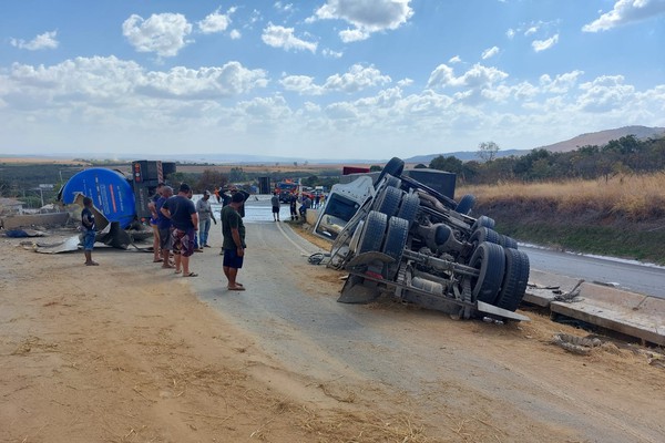 Carreta-tanque tomba no trevo de acesso a Catiara e motorista fica preso entre as ferragens