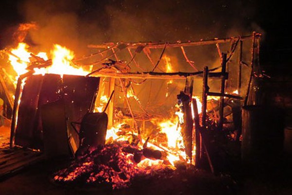 Incêndio destrói marcenaria no bairro Guanabara em Carmo do Paranaíba