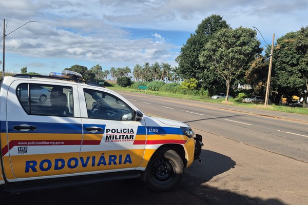 Jovens fogem de abordagem e acabam batendo em viatura da Polícia Militar Rodoviária