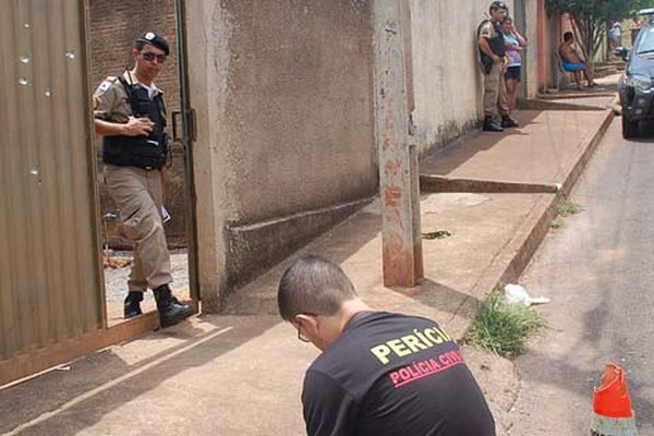Casa no Alto da Colina fica cravada de balas após ataque de motociclistas armados