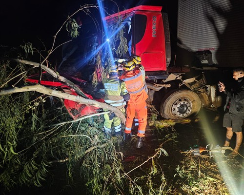 Batida entre caminhão e veículo de passeio deixa feridos na BR 354 e mobiliza bombeiros e Samu