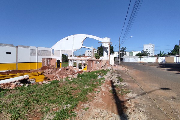 Aulas da escolinha de futebol do Vila são interrompidas após demolição do ginásio para construção de supermercado