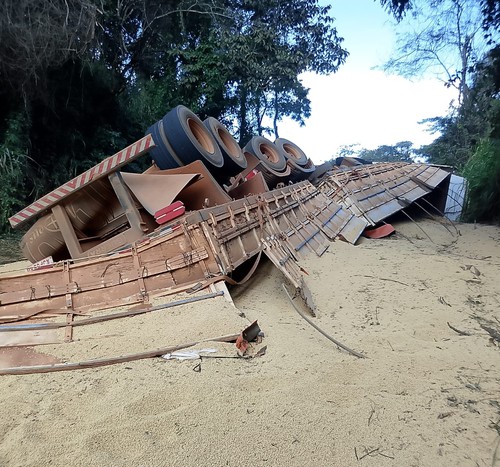 Bitrem carregado de soja tomba na MG 188 após motorista tentar evitar batida frontal com rodotrem