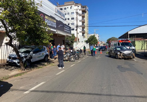 Motorista avança parada obrigatória e provoca acidente com cinco veículos em Patos de Minas; veja