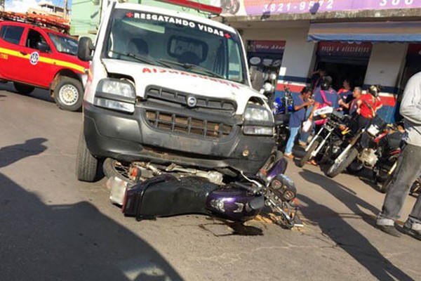 Ambulância avança parada em Patos de Minas e atinge motociclista e bebê em carrinho 