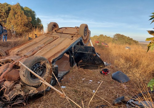 Motorista e passageiro ficam feridos em capotamento de veículo na zona rural de Patrocínio