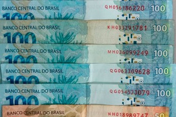 Patrão percebe sumiços de dinheiro em apartamento e diarista é presa em flagrante