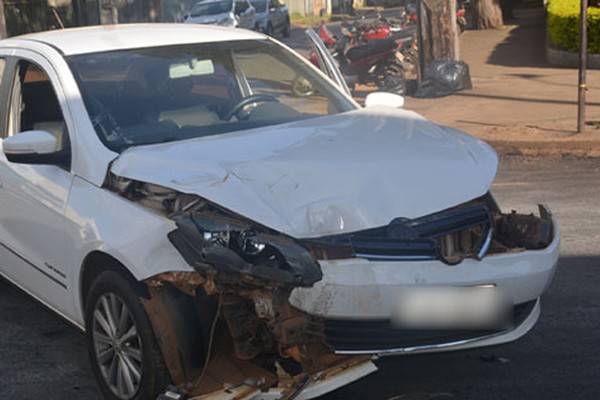 Condutora de caminhonete avança parada obrigatória e provoca acidente em Patos de Minas