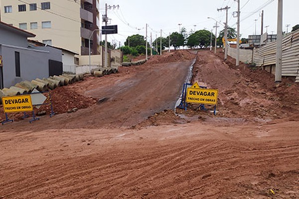 Atraso na conclusão das obras na Avenida Brasil deixa moradores indignados em Patos de Minas