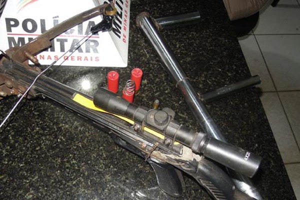 Polícia encontra besta e escopeta de fabricação artesanal em casa de autor que agredia a irmã