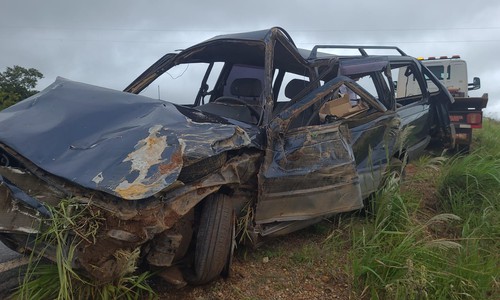 Motorista de 46 anos morre após carro passar direto em curva e capotar na BR146