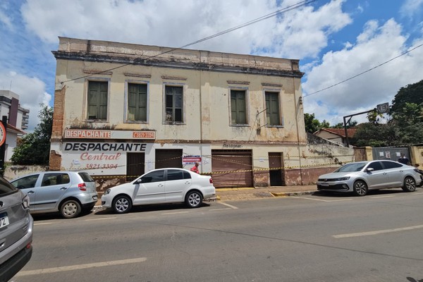 Casarão centenário no centro de Patos de Minas ameaça desabar e família vive um impasse