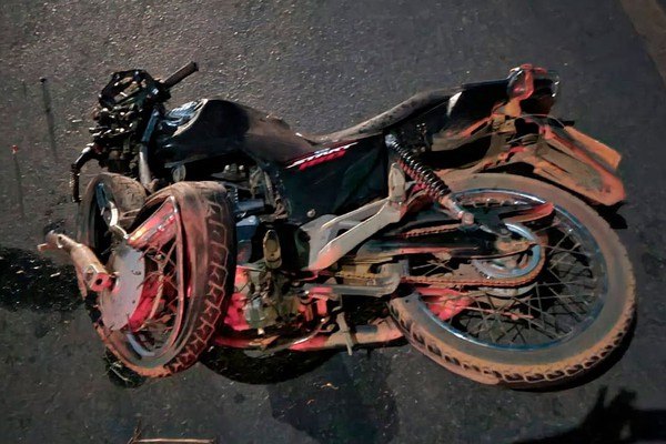 Batida frontal entre moto e caminhonete na LMG 514 deixa motociclista gravemente ferido