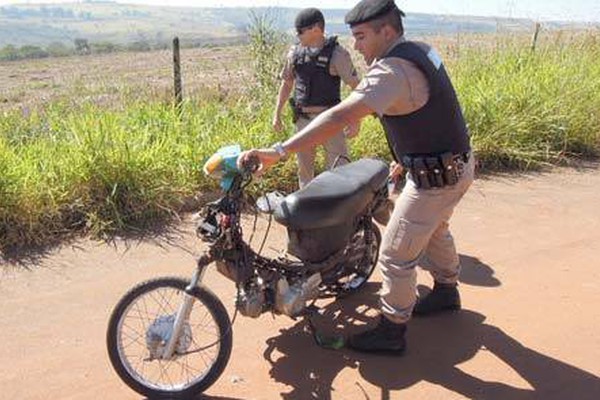PM encontra motocicleta “depenada” e com placa adulterada no bairro Barreiro