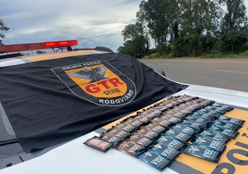 Polícia Militar Rodoviária apreende caixa de cigarros eletrônicos em ônibus na BR146, em Patos de Minas