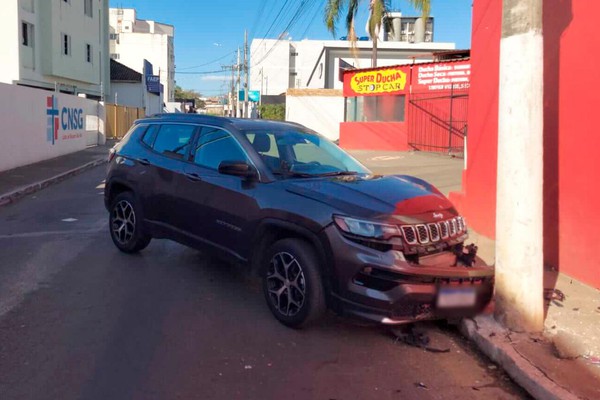 Veículo é abandonado após bater em poste no centro de Patos de Minas; motorista sumiu